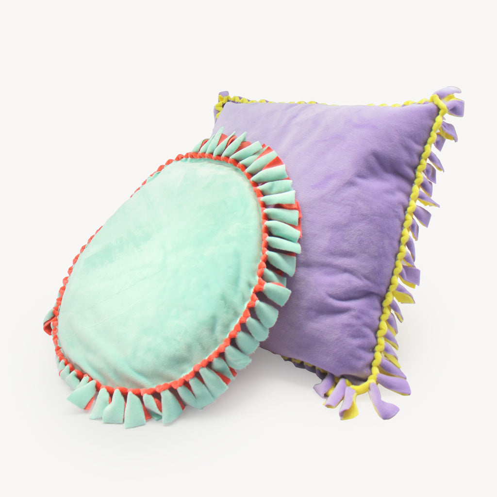 Coussin en tissu doux vert ou mauve pour exemple tissus minky