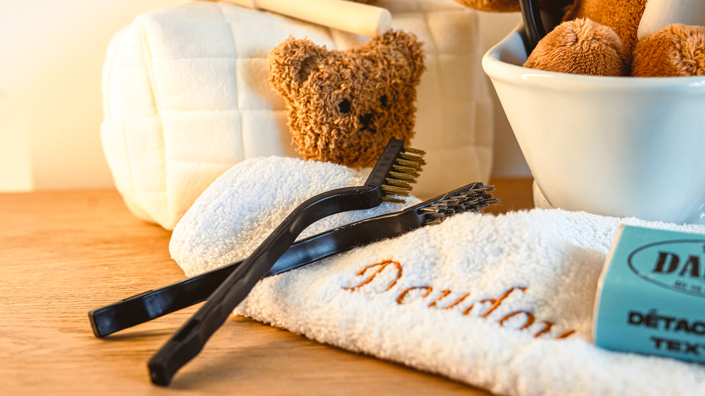 LesIndemoussables_AS-66 Serviette brodée Kit bain& beaute peluche