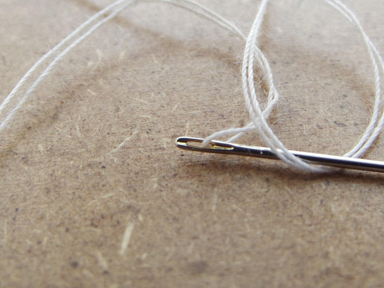 aiguilles a rapiecer avec fil atelier de couture