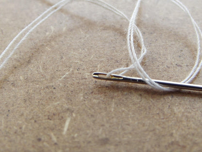 aiguilles a rapiecer avec fil atelier de couture